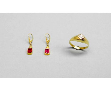   Diamantring und Ohrringe  Diamantring und Ohrringe   14 K Gold. Solitärring mit Diamant von ca. 0,15 ct. TWSI1und Ohrringe 