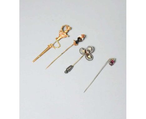   Konvolut von vier Krawattennadeln  Konvolut von vier Krawattennadeln   18 K. Gold, Silber mit 14 K. Gold gebödet, 1 Nadel m