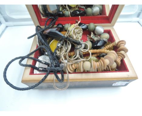 A vintage wooden jewellery box bearing a hunting scene and containing a election of costume jewellery including Virgo pendant