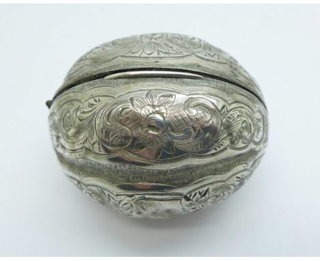 A white metal walnut trinket box, lacking inner section, 31g, 5cm 