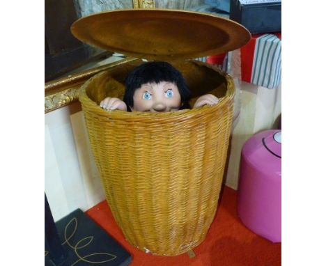 Child in basket Child hiding in a basket. Electrified window display automaton with 1 movements in good working condition (FR