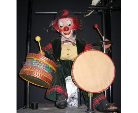 Clown Drummer Clown drum player. Electrified window display automaton with 2 movements in good working condition (FR) Dimensi