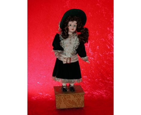 The Girl in black automaton early twentieth century 2 movements (FR) Dimensions: 0,90 x 0,40 x 0,40
