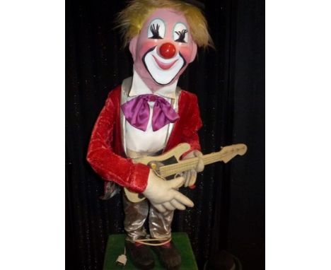 Clown guitar Electrified window display automaton with 2 movements in good working condition (FR) Dimensions: 1,00 x 0,55 x 0