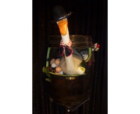 Goose pressed cardboard, in a barrel Goose with eggs. Cardboard panel (FR) Dimensions: 1,10 x 0,60 x 0,60