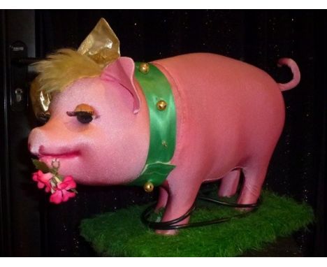Pink Pig Electrified window display automaton with 1 movements in good working condition (FR) Dimensions: 0,30 x 0,40 x 0,20