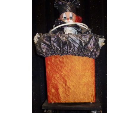 Clown in box Clown out of a box Electrified window display automaton with 1 movements in good working condition (FR) Dimensio