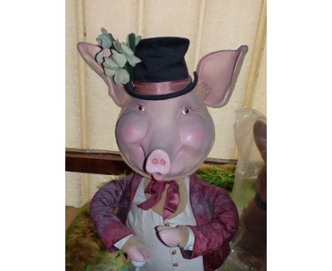 Pig with hat Electrified window display automaton with 1 movements in good working condition (FR) Dimensions: 1,00 x 0,60 x 0