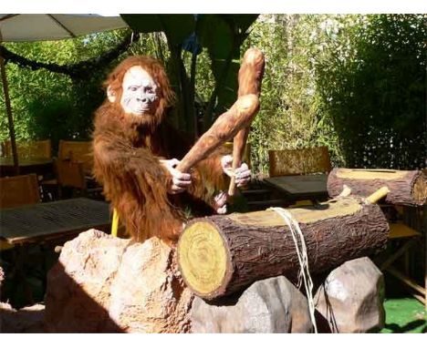 Drum playing monkey automaton Interesting electric automaton of a monkey playing drums on a tree trunk. (FR) Dimensions: 1,00