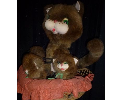 Cat and her kittens Electrified window display automaton with 2 movements in good working condition (FR) Dimensions: 0,60 x 0