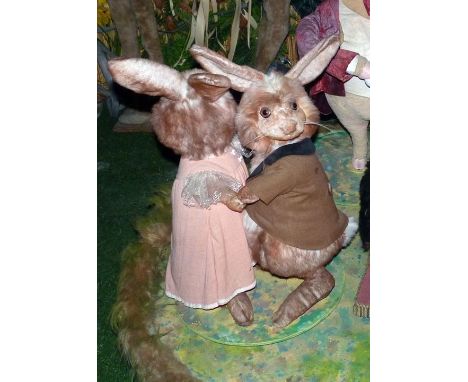 Couple of dancing rabbits Electrified window display automaton with 1 movements in good working condition (FR) Dimensions: 0,