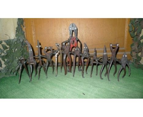 ART BRUTTools ART BRUT Sculpture. Creation with the tools of the past (FR) Dimensions: 0.60 x 0.35 x 0.25