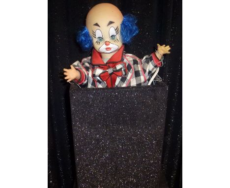 Clown in box Clown out of a box. Electrified window display automaton with 1 movements in good working condition (FR) Dimensi