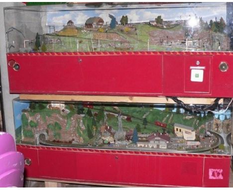 Model trains, animated scene 2 Model Train Displays, with trains, figures and architectural elements. Under glass.working (FR