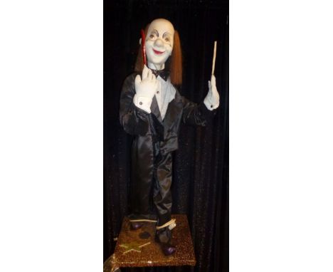Clown magician Electrified window display automaton with 2 movements in good working condition (FR) Dimensions: 1,05 x 0,50 x