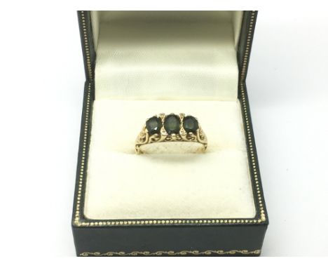 An 18ct gold ring inset with green tourmaline, approx size K- L and approx 4.7g.