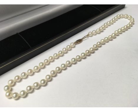 A pearl necklace with a 9ct gold clasp in case