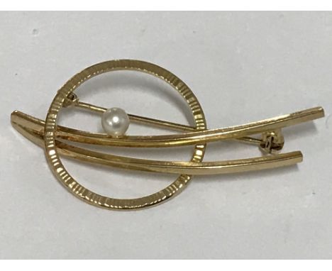 An Art Deco style pearl set brooch in gold