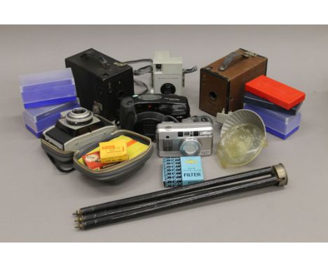 A small quantity of vintage cameras, etc.