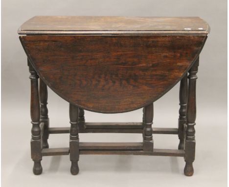 An early 20th century oak gate-leg table. 90 cm long.