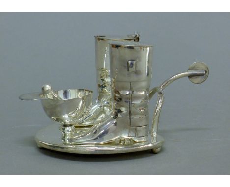 A silver plated hunting cruet. 9.5 cm high.