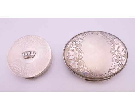 Two silver compacts. The largest 7 cm long. 99 grammes total weight.