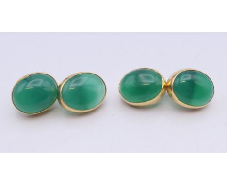 A pair of 18 ct gold jade cufflinks. 1.25 cm high. 8.4 grammes total weight.