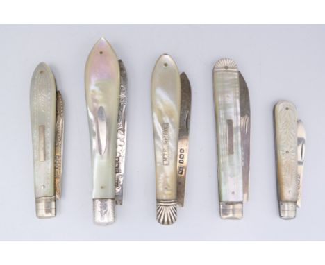 Five silver bladed fruit knives with mother-of-pearl handles. The largest 9 cm long.