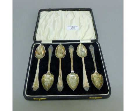 A cased set of silver grapefruit spoons. 127.9 grammes. 