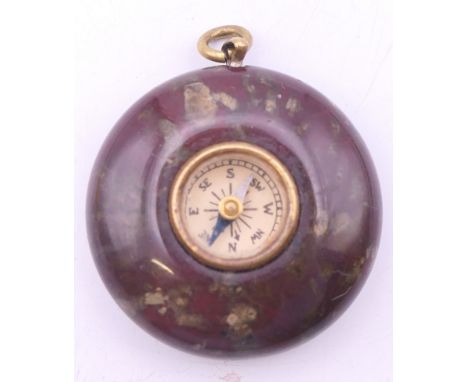 An agate fob centred with a compass. 3 cm high.