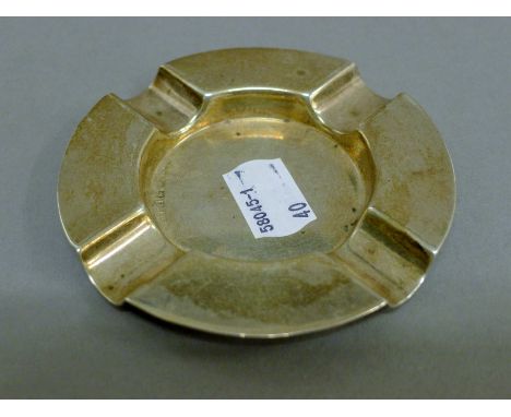 A silver ashtray, hallmarked Birmingham 1912. 9.5 cm diameter. 58.3 grammes.