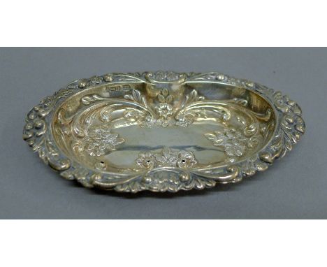 A small silver pin dish. 14 cm wide. 32.7 grammes.