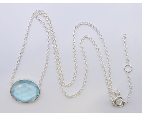 A silver aquamarine set necklace, 40 cm long.