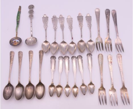 A small quantity of silver teaspoons and plate cake forks. 198.5 grammes in total (124.3 grammes of silver).
