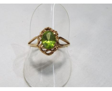 A lady's 9 carat yellow gold peridot dress ring, size R, approx. 2.0 gm - Est £20 - £30