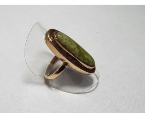 A lady's 9 carat rose gold Cabochon jade dress ring, size O, approx. 5.7 gm - Est £50 - £70