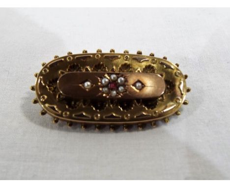 A Victorian ruby and seed pearl bar brooch, approx. 3.8 gm - Est £35 - £50 