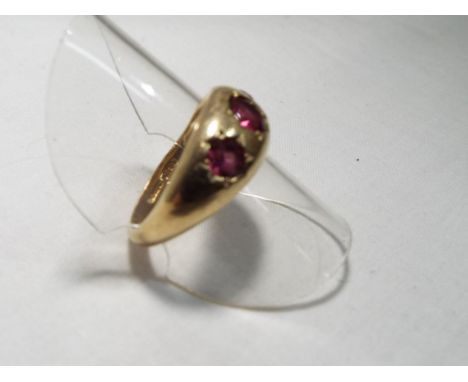 A lady's 9 carat yellow gold three stone ruby ring, size O, approx. 5.0 gm - Est £50 - £80