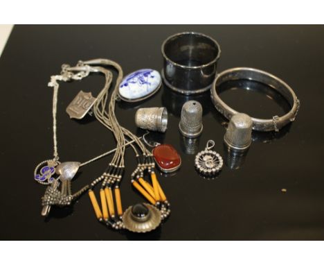 A QUANTITY OF ANTIQUE SILVER COLLECTABLES AND JEWELLERY TO INCLUDE THIMBLES, BANGLE ETC