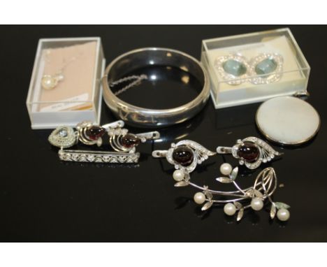 A SELECTION OF SILVER JEWELLERY TO INCLUDE A BANGLE