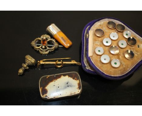 A BAG OF COLLECTABLES TO INCLUDE A SNUFF BOX