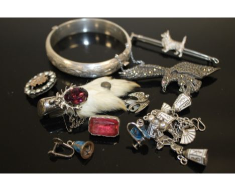 A COLLECTION OF VINTAGE AND ANTIQUE SILVER JEWELLERY, to include a marcasite eagle brooch, a hallmarked silver bangle, a stoc
