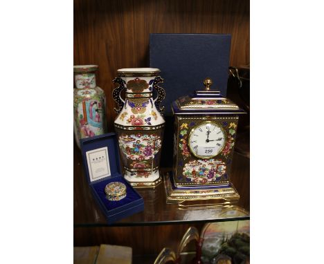 A MASONS IMPERIAL MANDARIN CLOCK NO. 496/950 TOGETHER WITH A MATCHING VASE AND BOXED HALCYON DAYS ENAMEL (ALL BOXED)