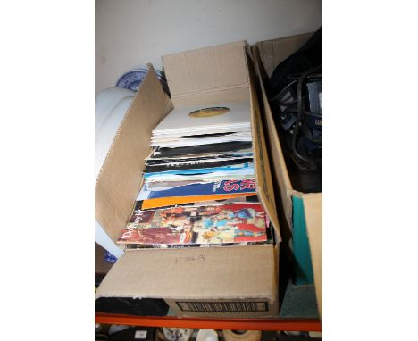 A BOX OF 7'" SINGLES TO INCLUDE 10CC, MICHAEL JACKSON ETC