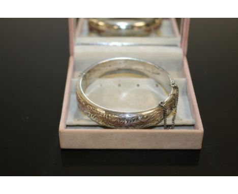 A HALLMARKED SILVER BANGLE