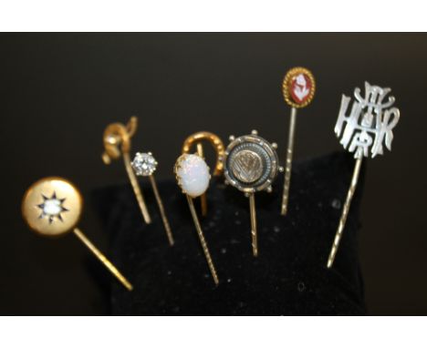 A SELECTION OF VINTAGE STICK PINS TO INCLUDE SILVER EXAMPLES 
