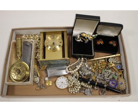 A TRAY OF COSTUME JEWELLERY ETC TO INCLUDE A MUSICAL COMPACT A/F