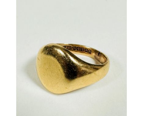 A gentleman's 9ct gold style signet ring, unascribed, (O/P) (7.34g)