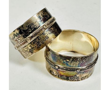 A pair of Irish Dublin 1945 silver napkin rings with Celtic style banded and beaded border, (h: 2.5cm x 4.2cm) (57.6g)