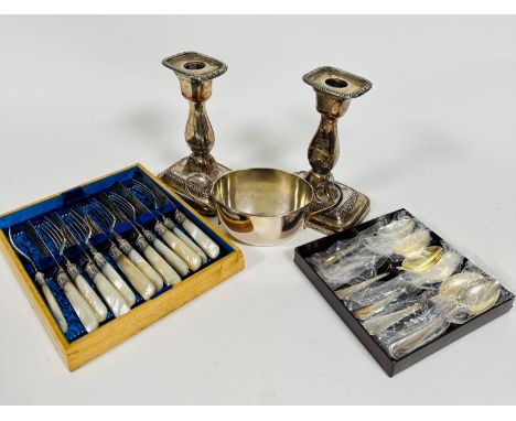 A pair of 19thc Sheffield plated baluster candlesticks on moulded chased bases, one a/f, (h: 17cm x 11cm x 4cm) a two handled